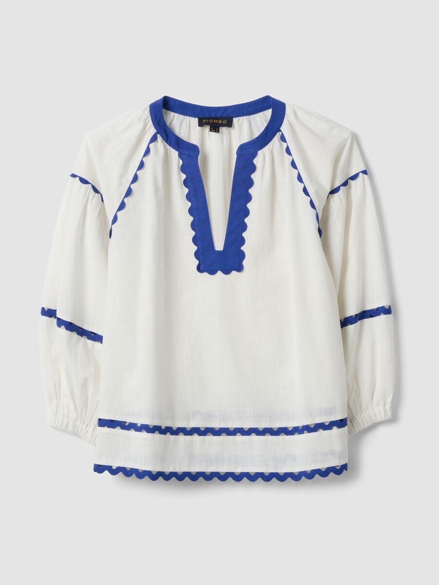 Blusa blanca de algod&oacute;n puro con ribetes azules, corte regular_4