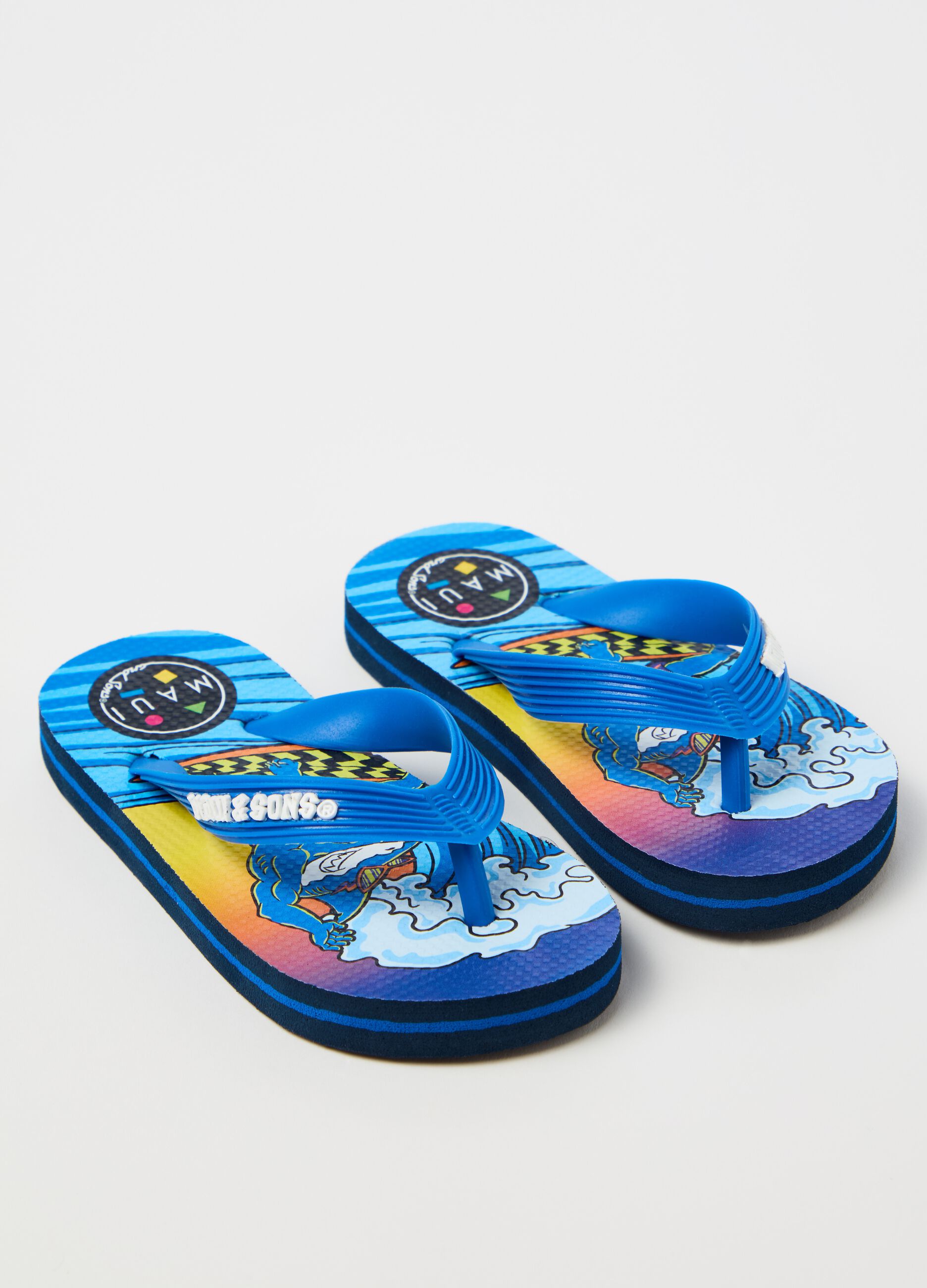 Thong sandals with shark print