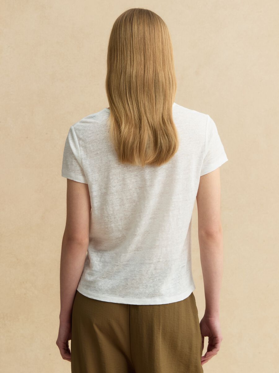 Camiseta blanca de manga corta en lino puro, corte regular_3
