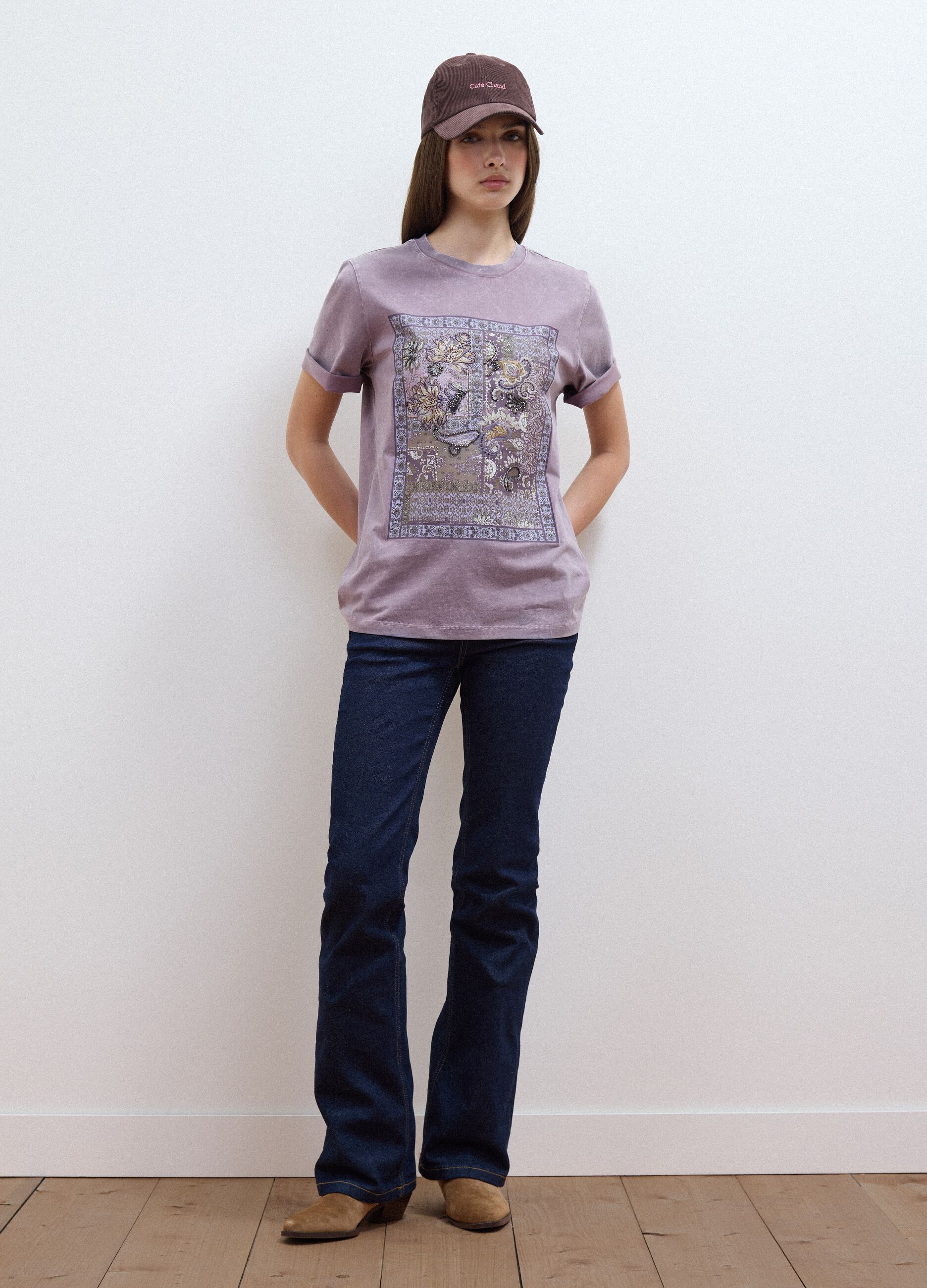 &Mu;&omega;&beta; T-shirt &alpha;&pi;ό 100% &beta;&alpha;&mu;&beta;ά&kappa;&iota; &mu;&epsilon; &phi;&lambda;&omicron;&rho;ά&lambda; &sigma;&tau;ά&mu;&pi;&alpha;, relaxed &epsilon;&phi;&alpha;&rho;&mu;&omicron;&gamma;ή