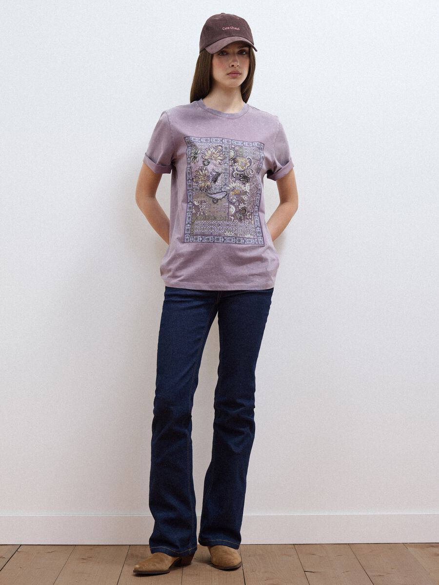&Mu;&omega;&beta; T-shirt &alpha;&pi;ό 100% &beta;&alpha;&mu;&beta;ά&kappa;&iota; &mu;&epsilon; &phi;&lambda;&omicron;&rho;ά&lambda; &sigma;&tau;ά&mu;&pi;&alpha;, relaxed &epsilon;&phi;&alpha;&rho;&mu;&omicron;&gamma;ή_1