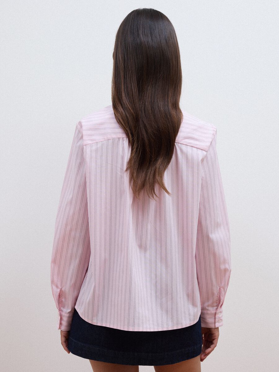 Camicia rosa in cotone elasticizzato a righe con fiocco over fit_3