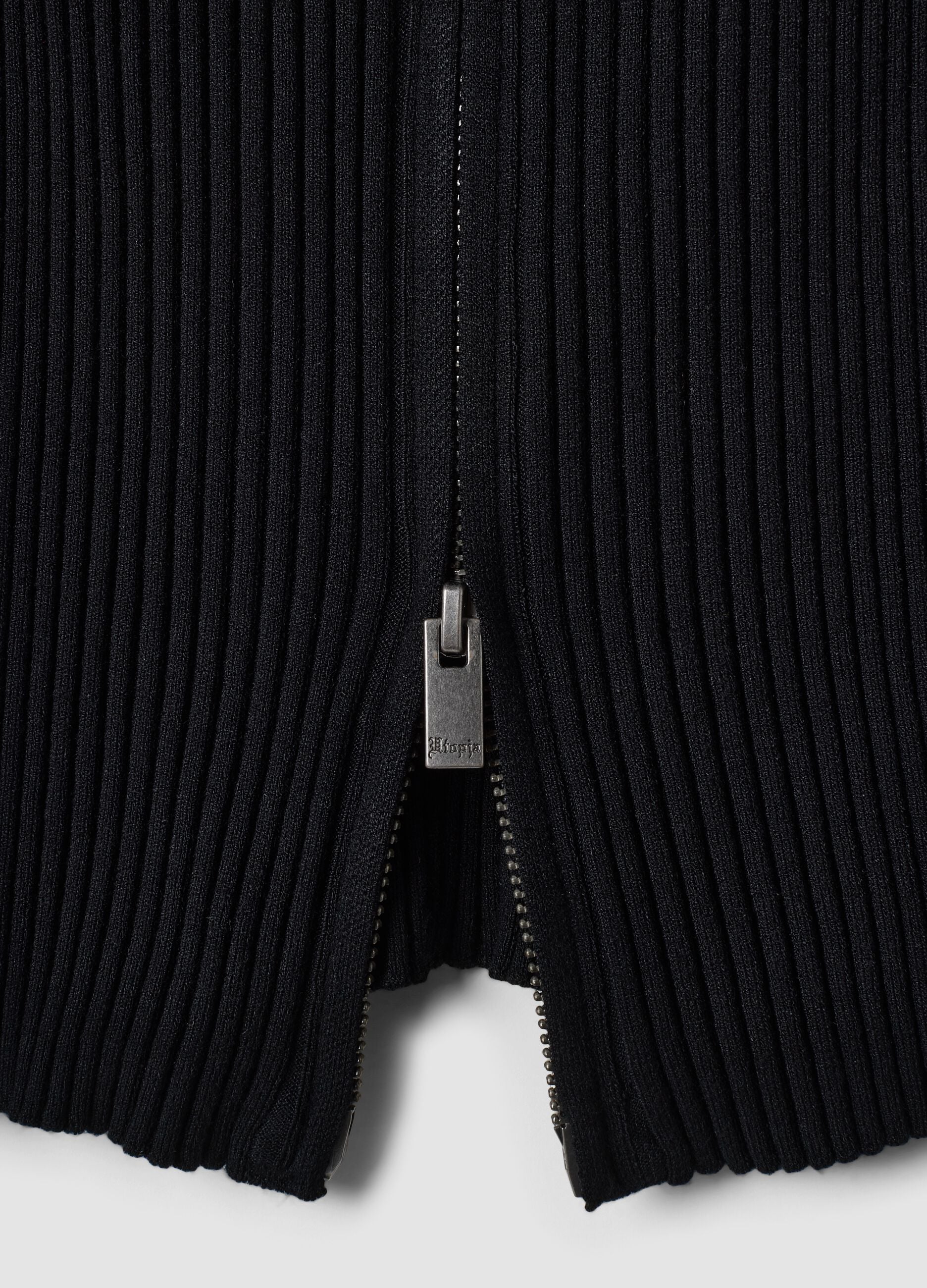 Schwarzer Rippstrick-Cardigan mit durchgehendem Reissverschluss