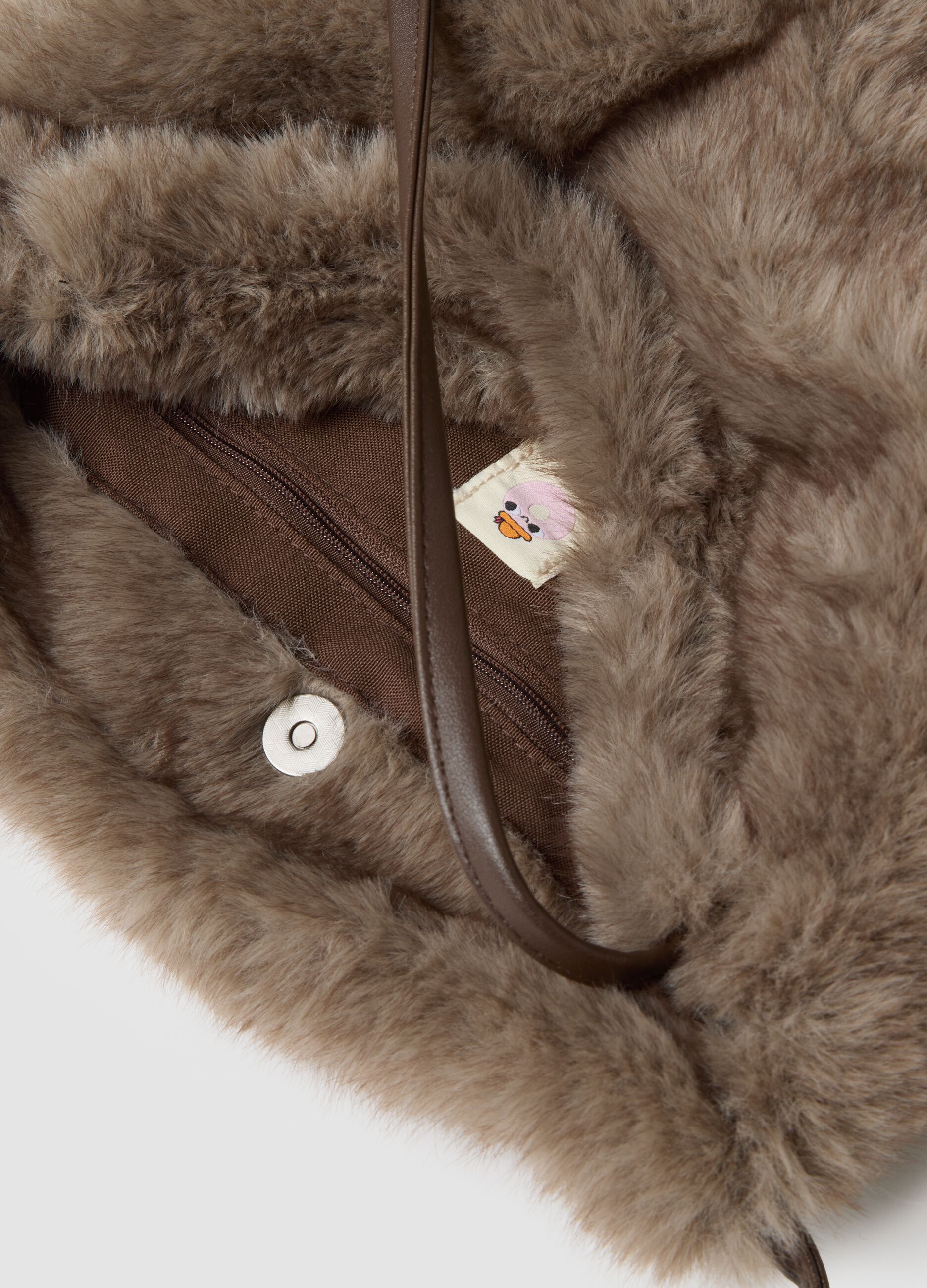 Borsa grigia a spalla con effetto peluche