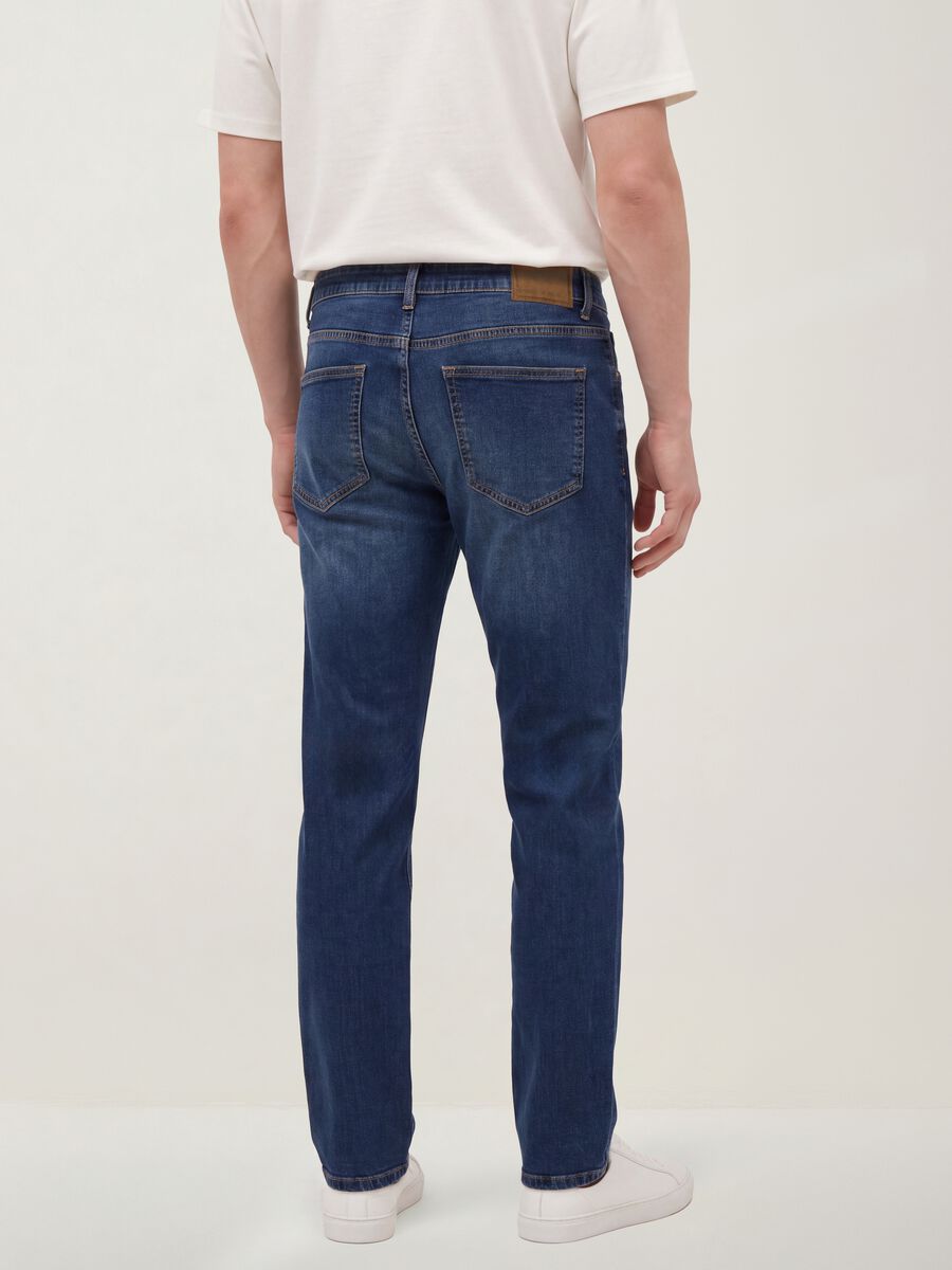Jeans azuis slim fit em algod&atilde;o el&aacute;stico_2