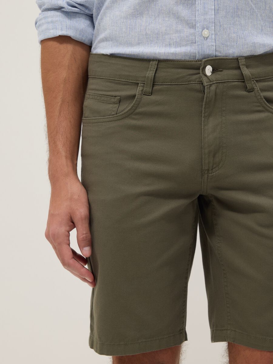 Gr&uuml;ne Regular-Fit-Shorts aus reiner Baumwolle_3