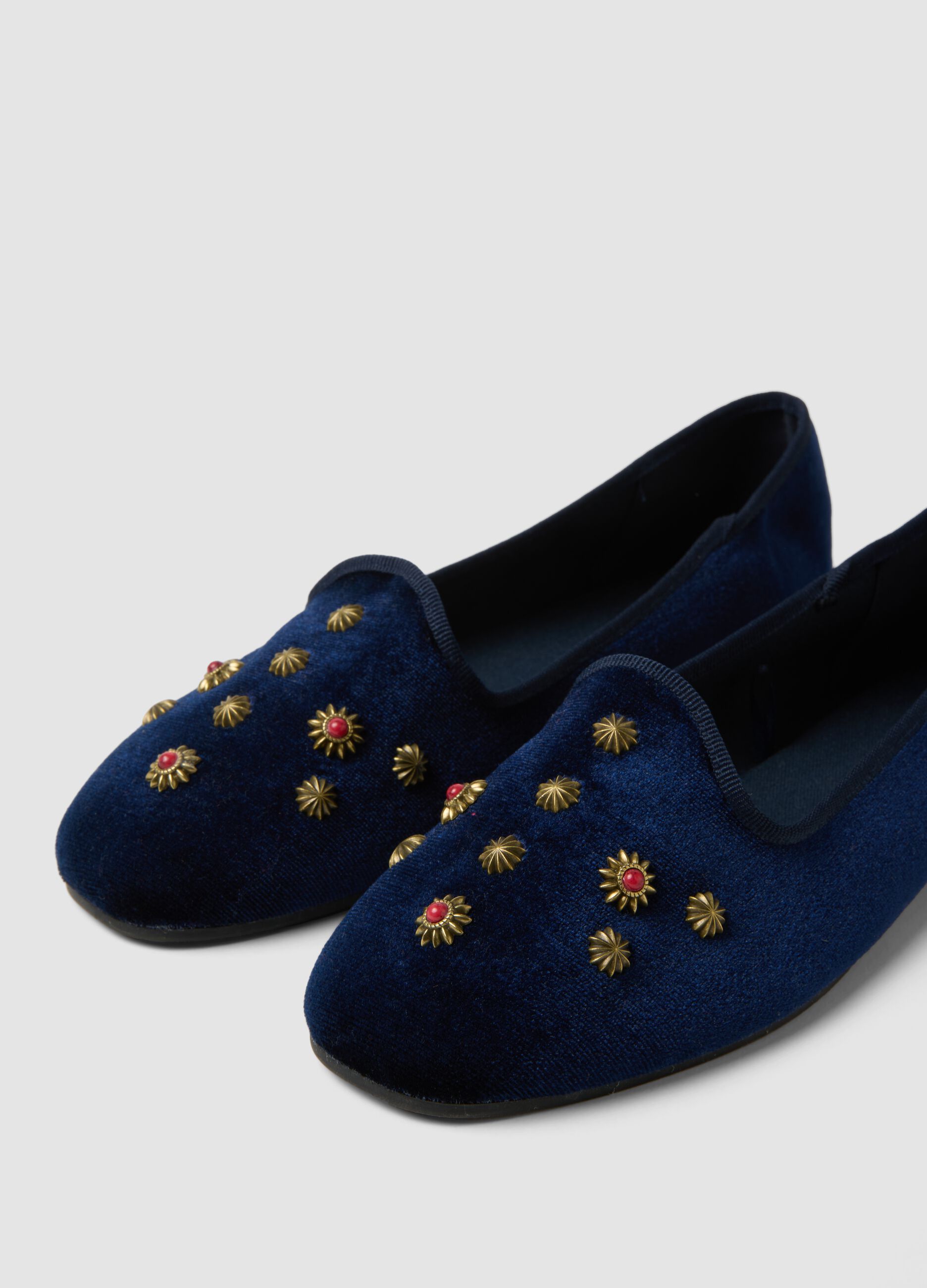 Blaue Friulane mit goldfarbenen Schmuckapplikationen