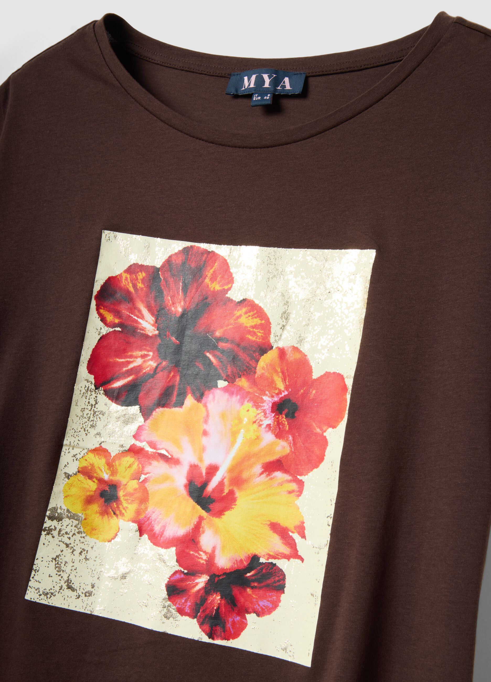 T-shirt marrone in puro cotone con stampa regular fit