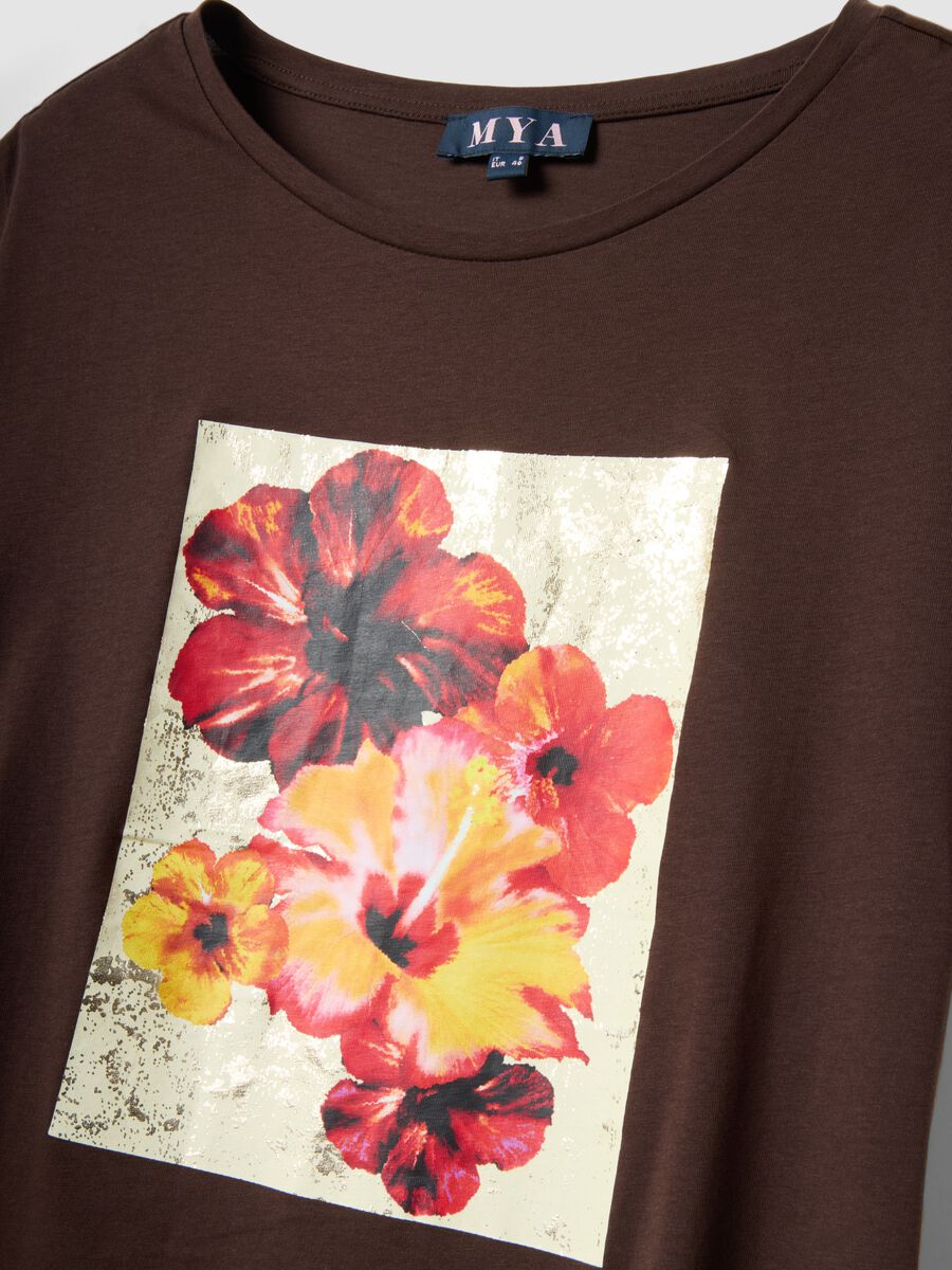 T-shirt marrone in puro cotone con stampa regular fit_1