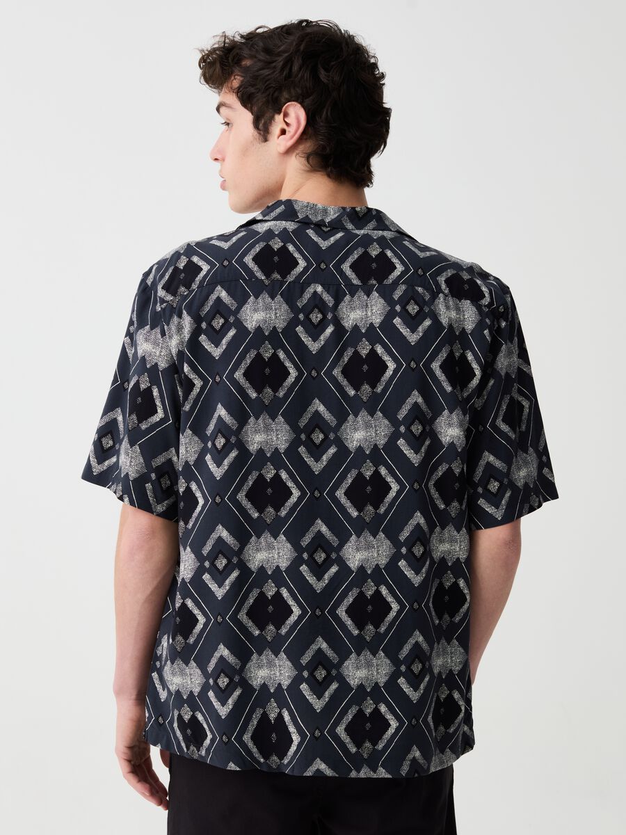 Short-sleeved shirt with geometric print_2