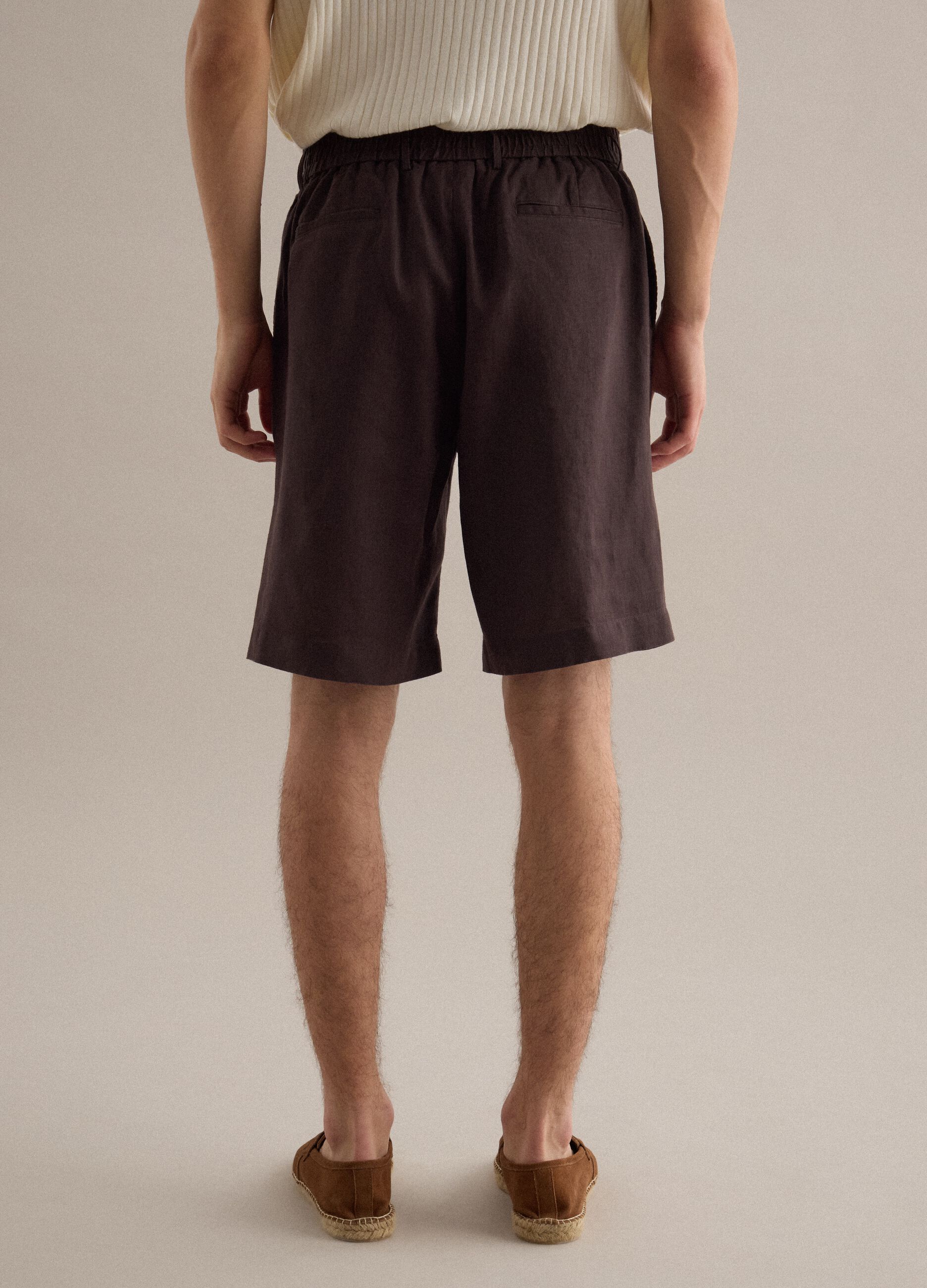 Braune Bermuda Shorts aus reinem Leinen mit regul&auml;rer Passform