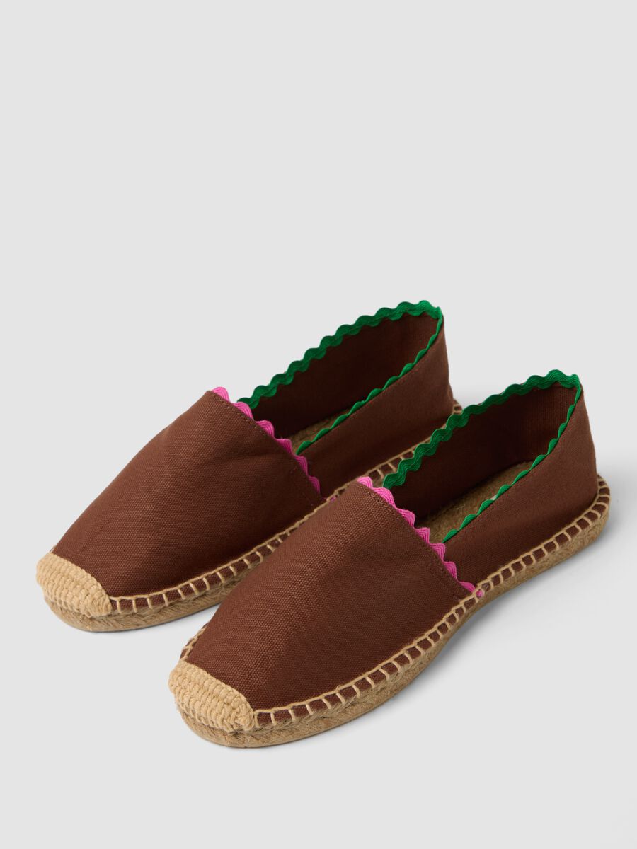 Braune Espadrilles mit kontrastierenden Abschl&uuml;ssen_1