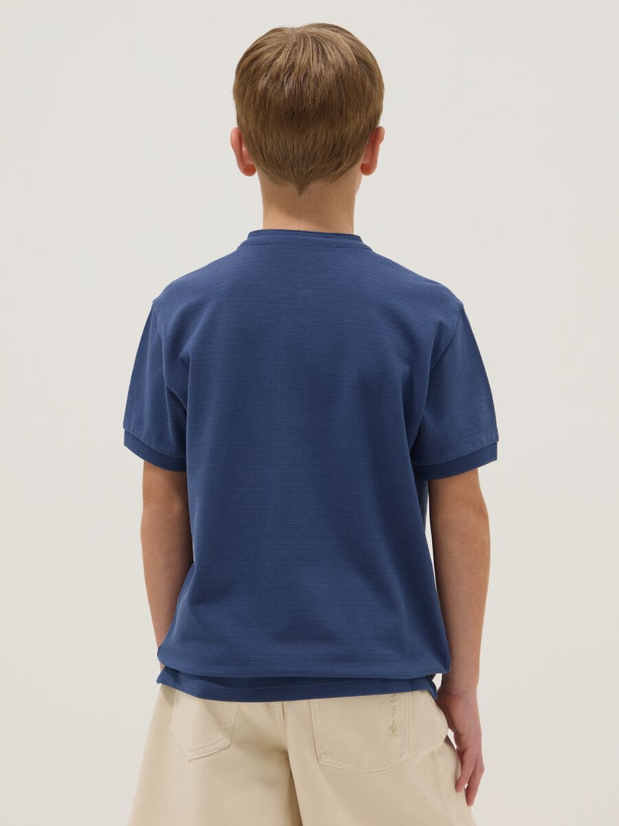 Blaues Jungen-Poloshirt aus reiner Baumwolle im Regular Fit mit Stehkragen_1