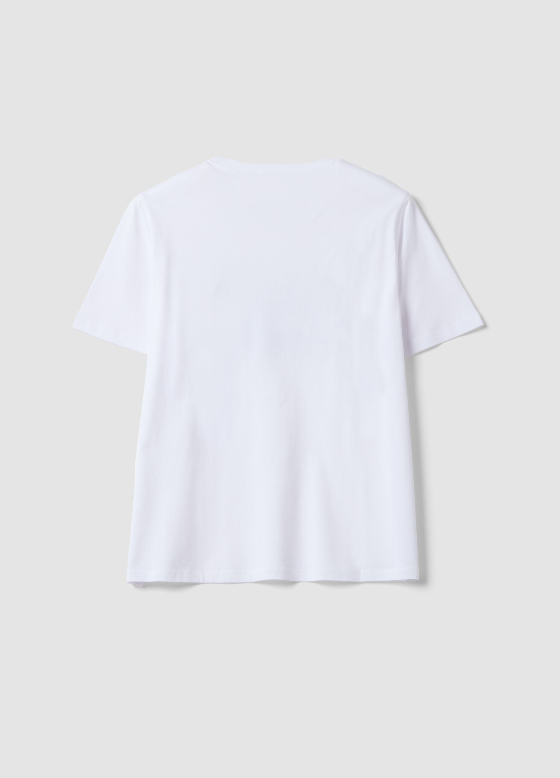 T-shirt branca em algod&atilde;o puro com gola redonda e estampado frontal, corte regular