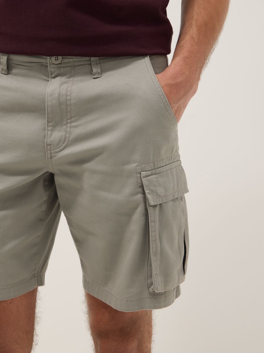 Grey pure cotton regular-fit cargo Bermuda shorts_4