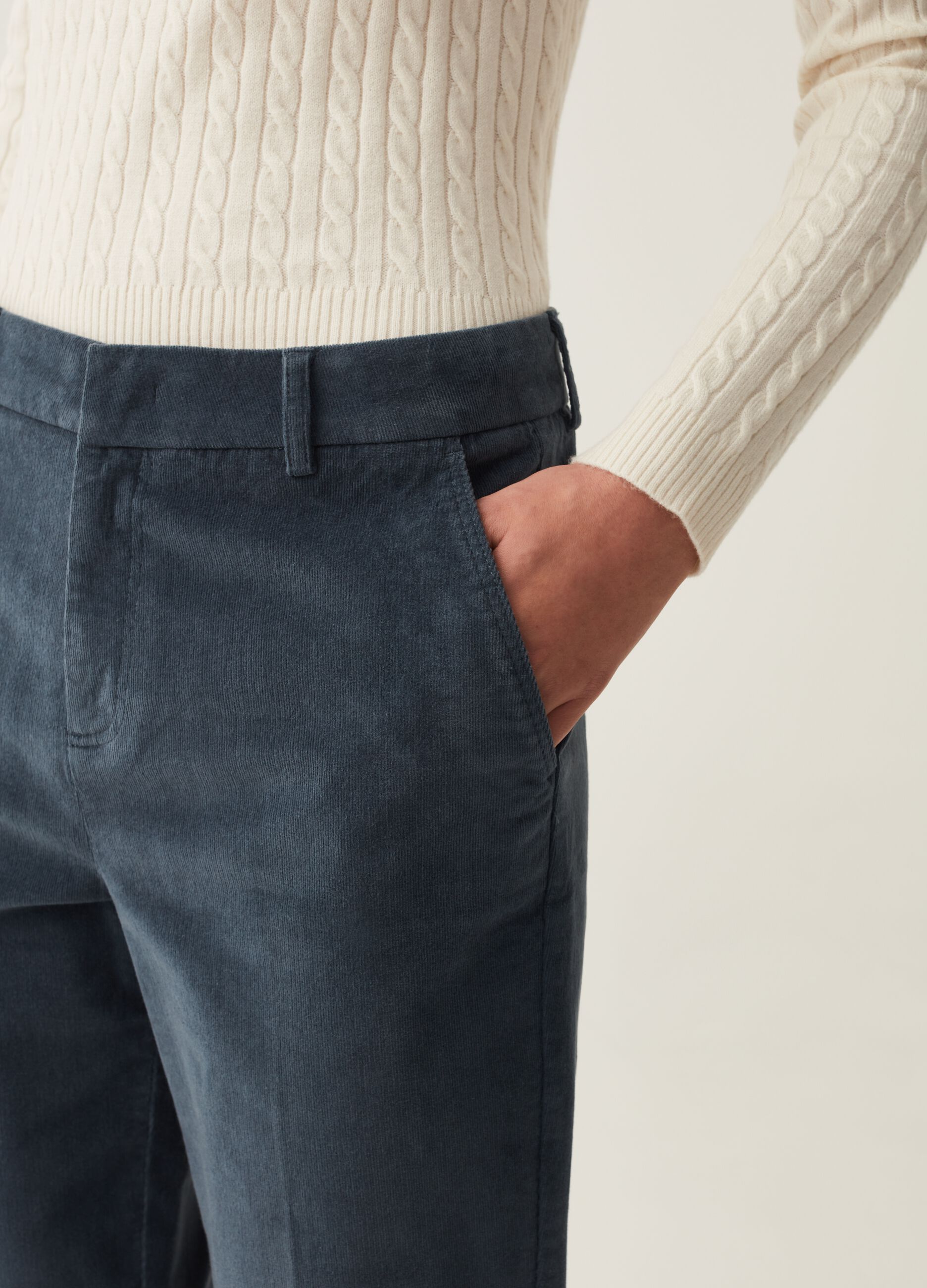 Chino trousers in velvet_3