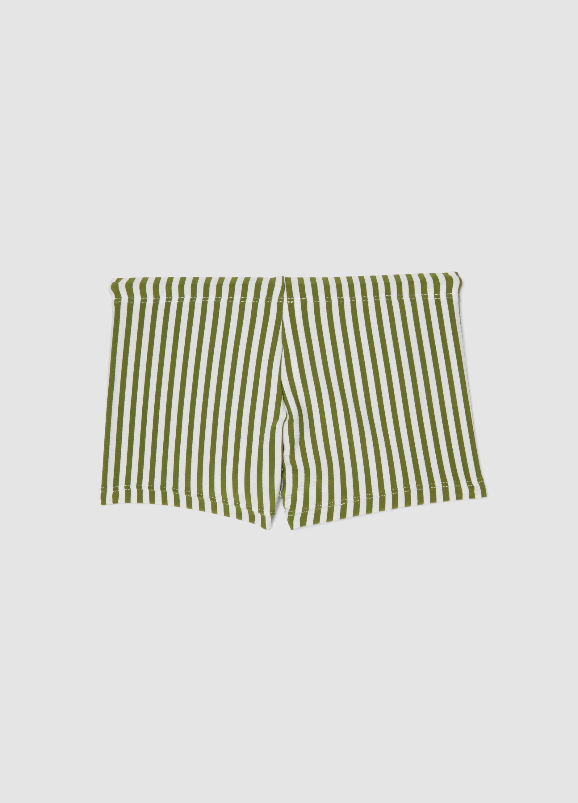 Gr&uuml;n-wei&szlig;e Boxer-Badehose aus Stretchmaterial