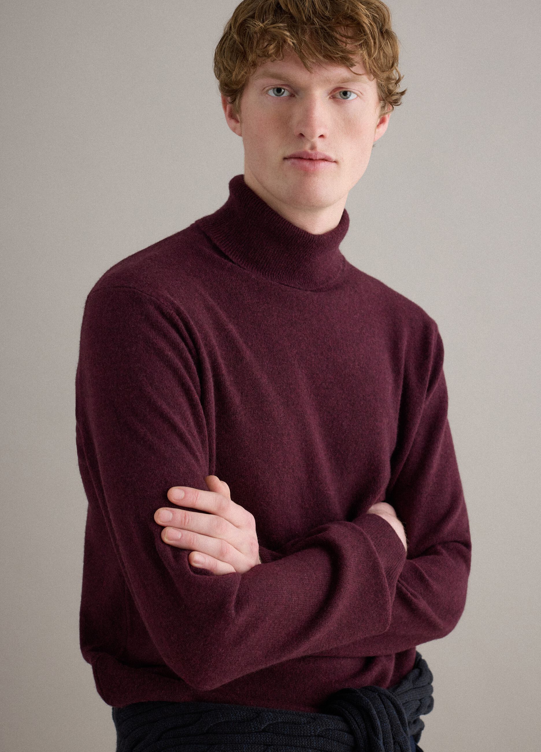 Regular fit red lambswool turtleneck sweater