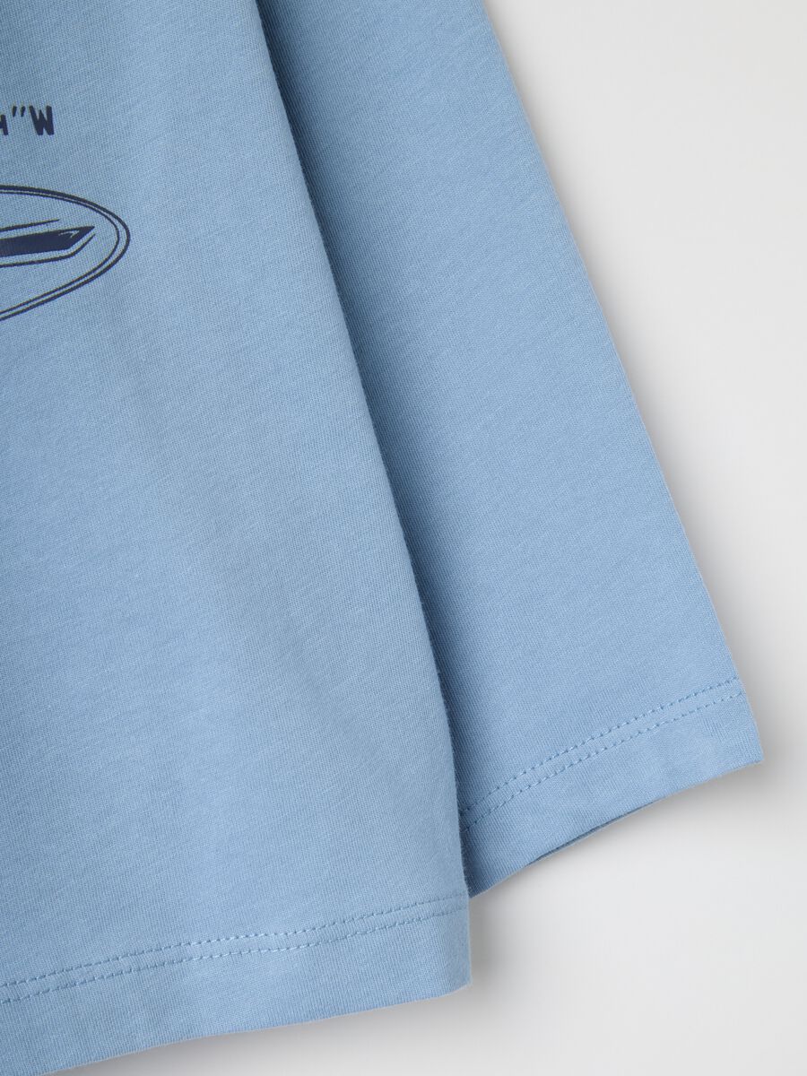 Camiseta azul de algod&oacute;n para ni&ntilde;os de ajuste amplio con estampado_3
