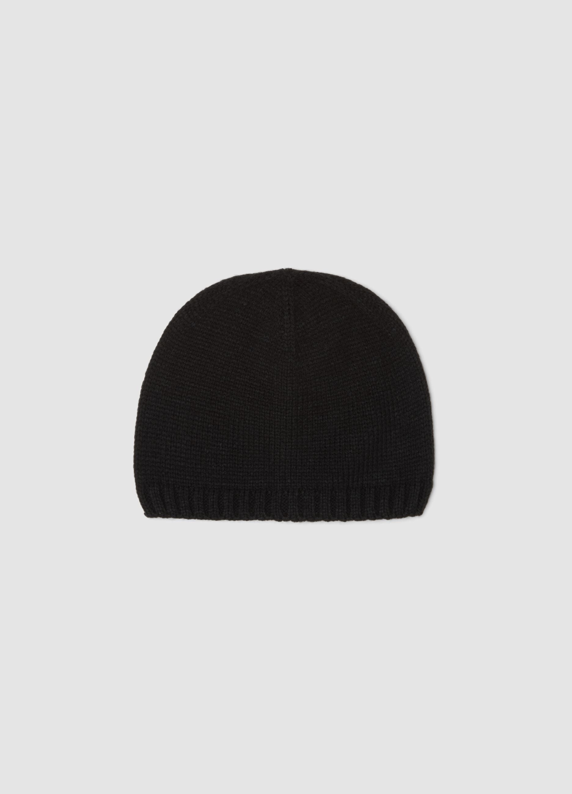 Cappello nero a costine