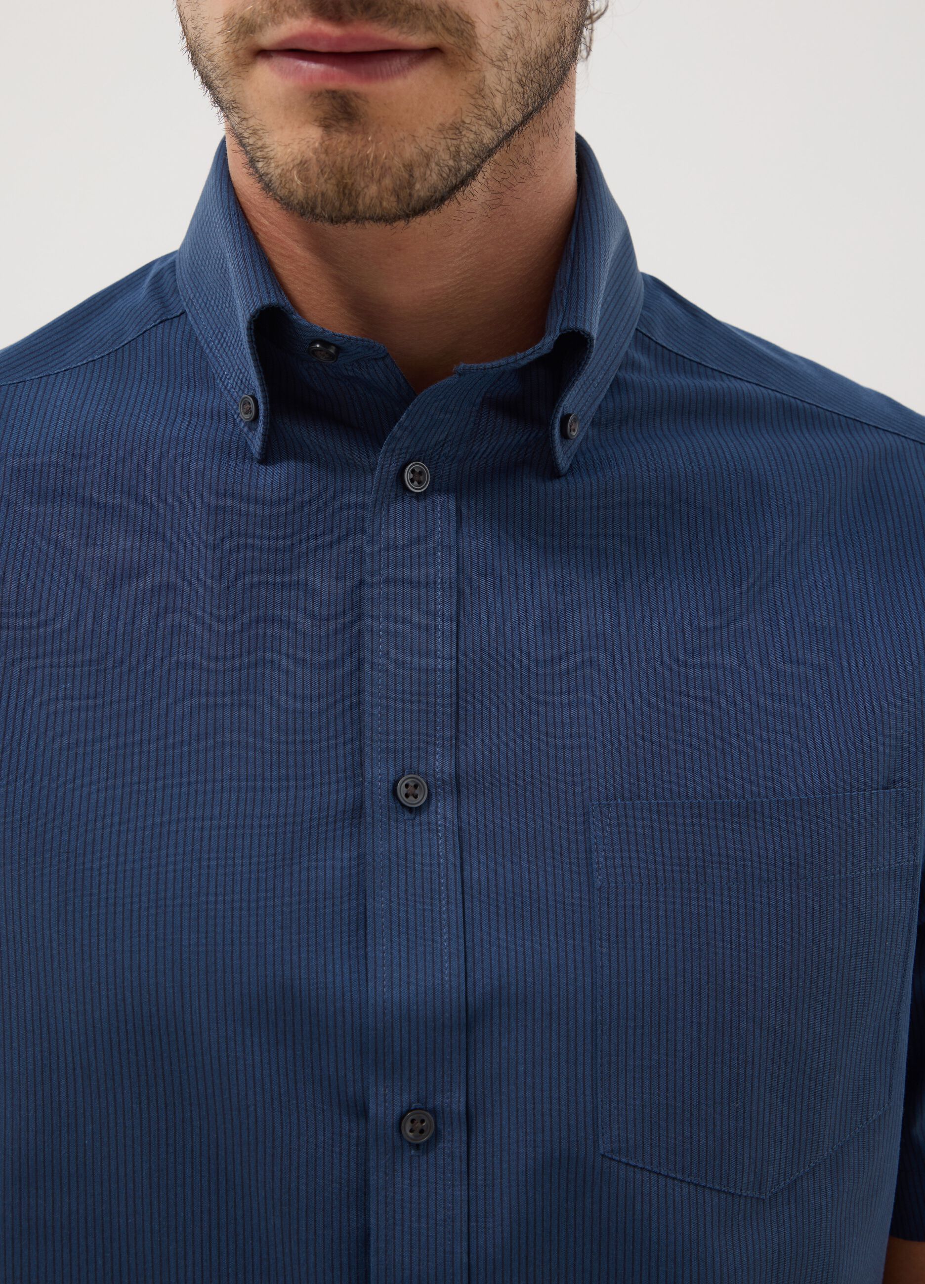 Camisa azul de manga curta com colarinho button-down
