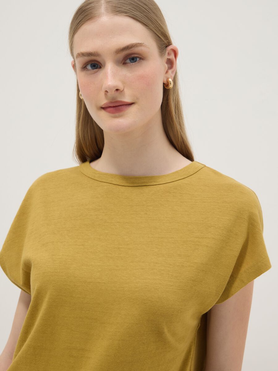 T-shirt verde de manga curta em mistura de algod&atilde;o e linho, corte regular_3