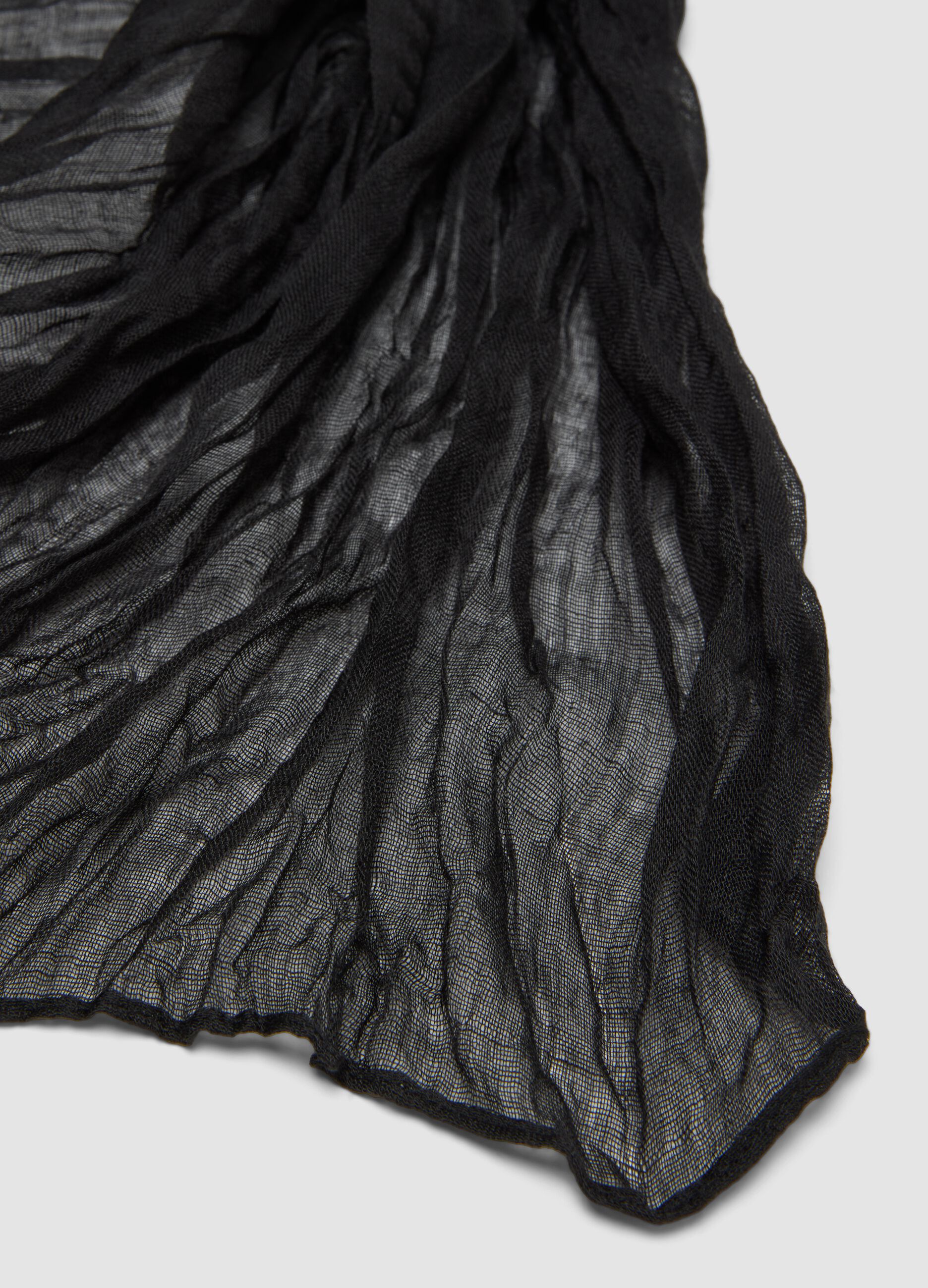 Schwarzer, halbtransparenter Schal mit Crinkle-Effekt