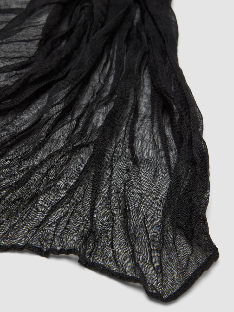 Schwarzer, halbtransparenter Schal mit Crinkle-Effekt_2