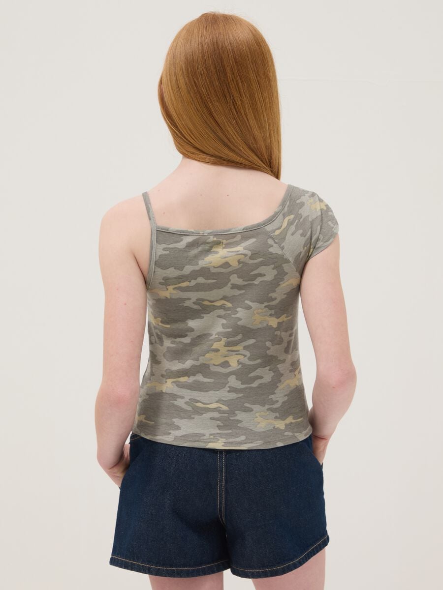 Camiseta gris de mezcla de algod&oacute;n con estampado camouflage y un solo hombro_1