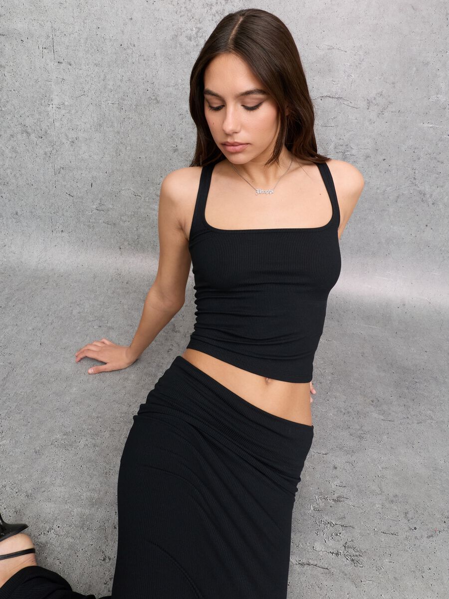 Crni top na naramenice s četvrtastim izrezom_3