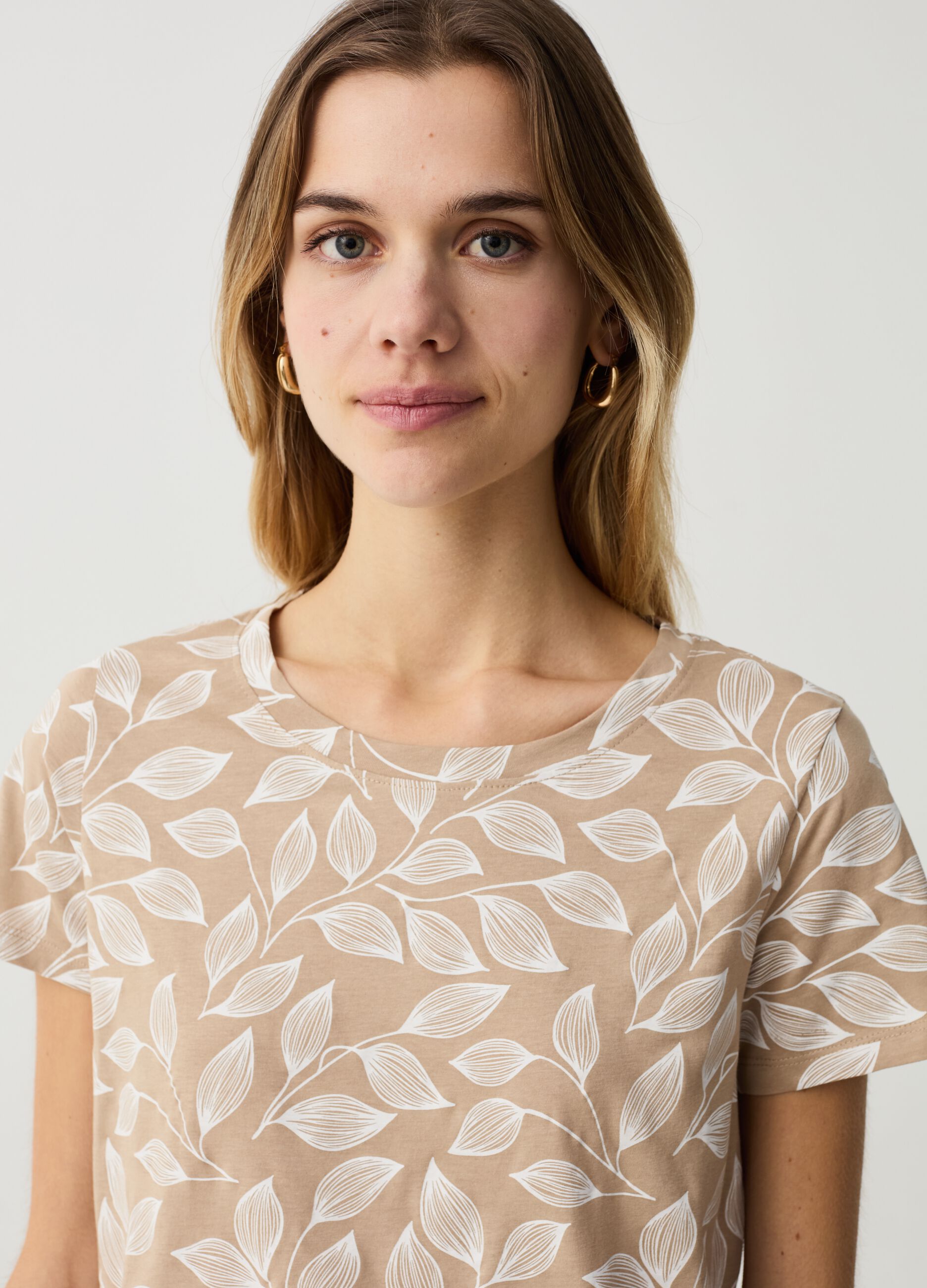 Camiseta de algodón con estampado hojas