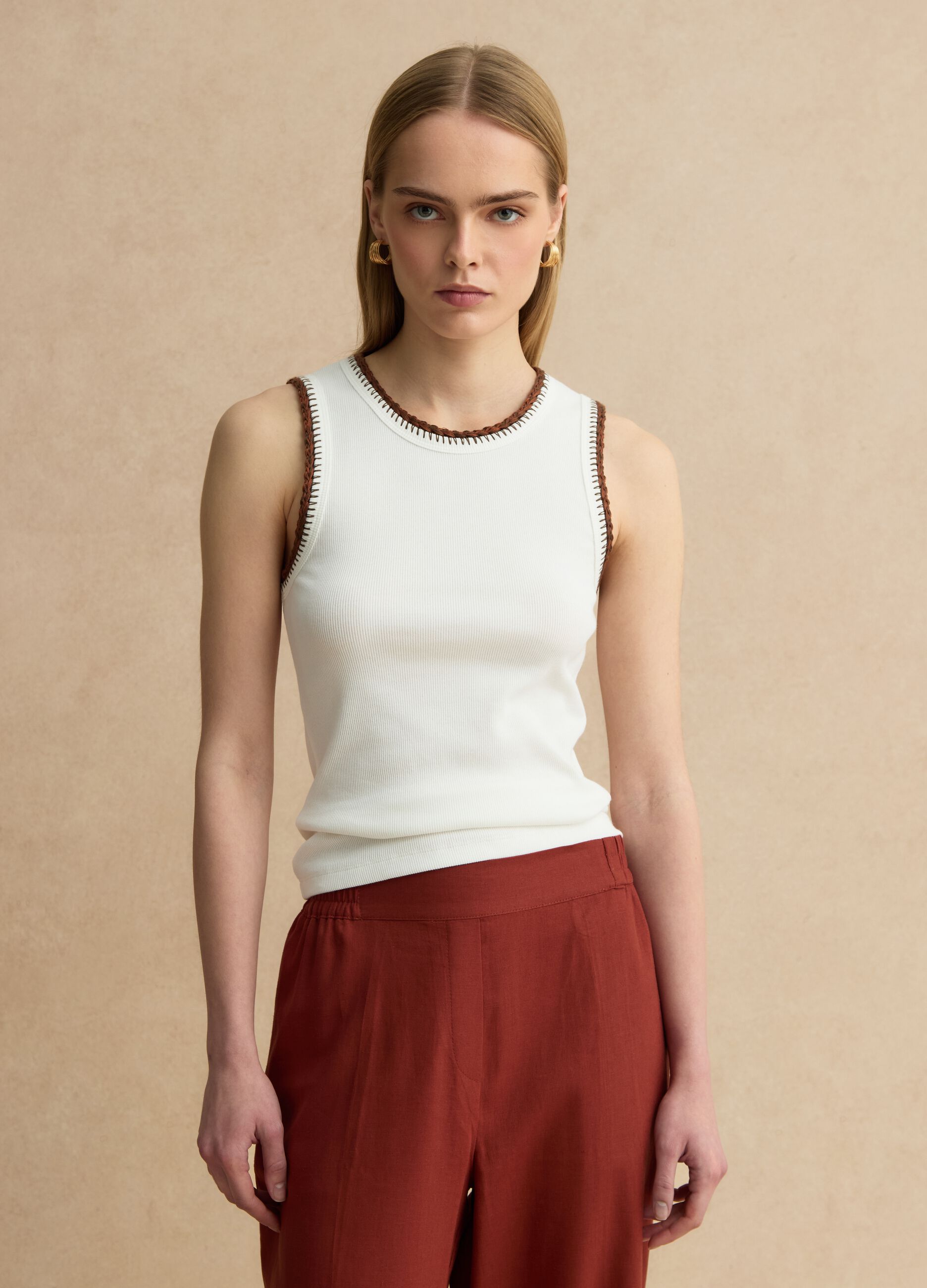 Wei&szlig;e Stretch-Baumwolle Weste Regular Fit mit Stickr&auml;ndern