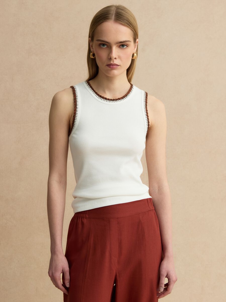 Wei&szlig;e Stretch-Baumwolle Weste Regular Fit mit Stickr&auml;ndern_1