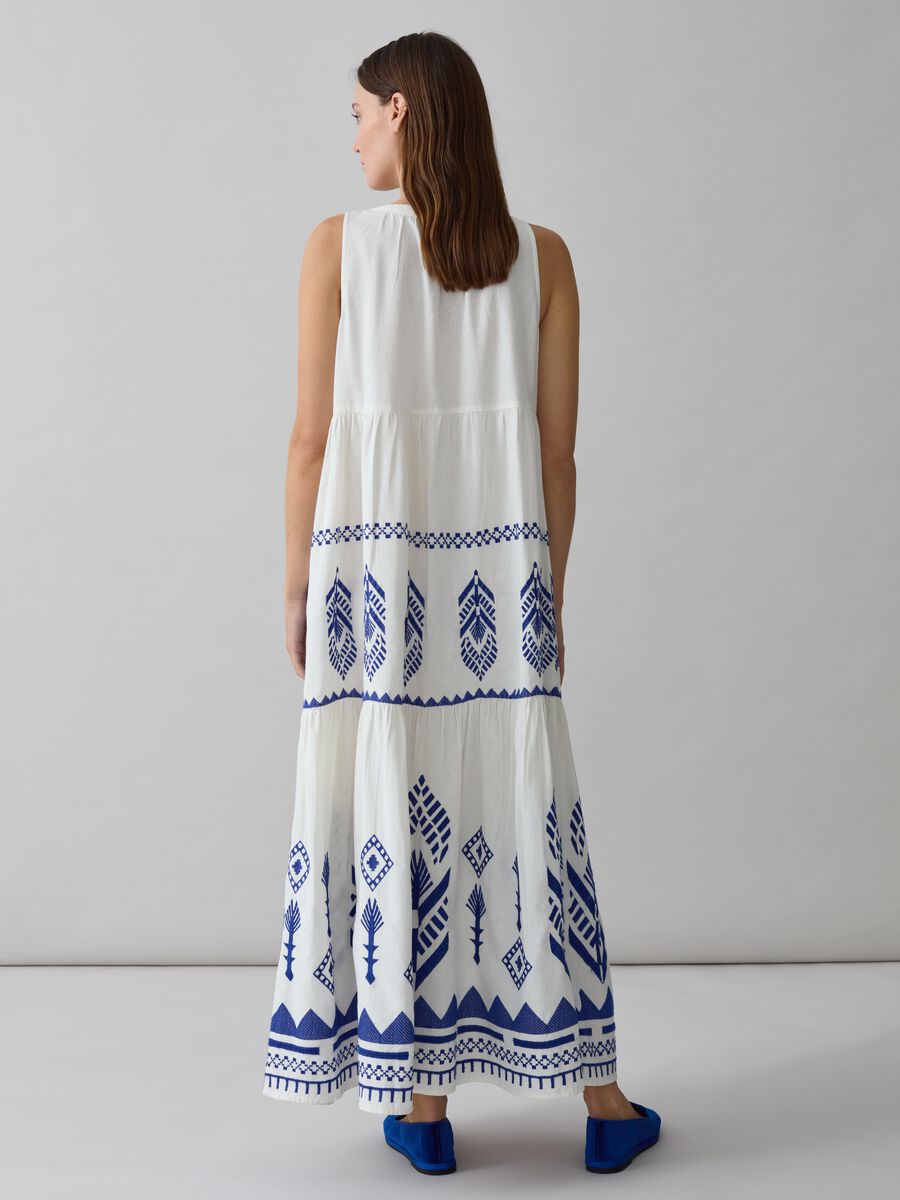 Long sleeveless dress with ethnic embroidery_2