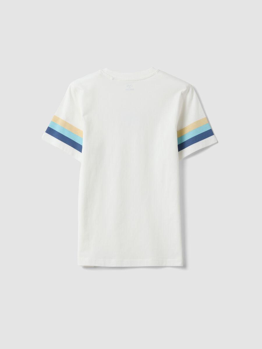 Wei&szlig;es Jungen-T-Shirt aus reiner Baumwolle mit Streifen an den &Auml;rmeln_1
