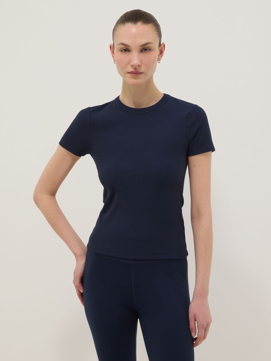 Blaue fitted T-Shirt mit kurzen &Auml;rmeln aus Stretch-Baumwolle_2