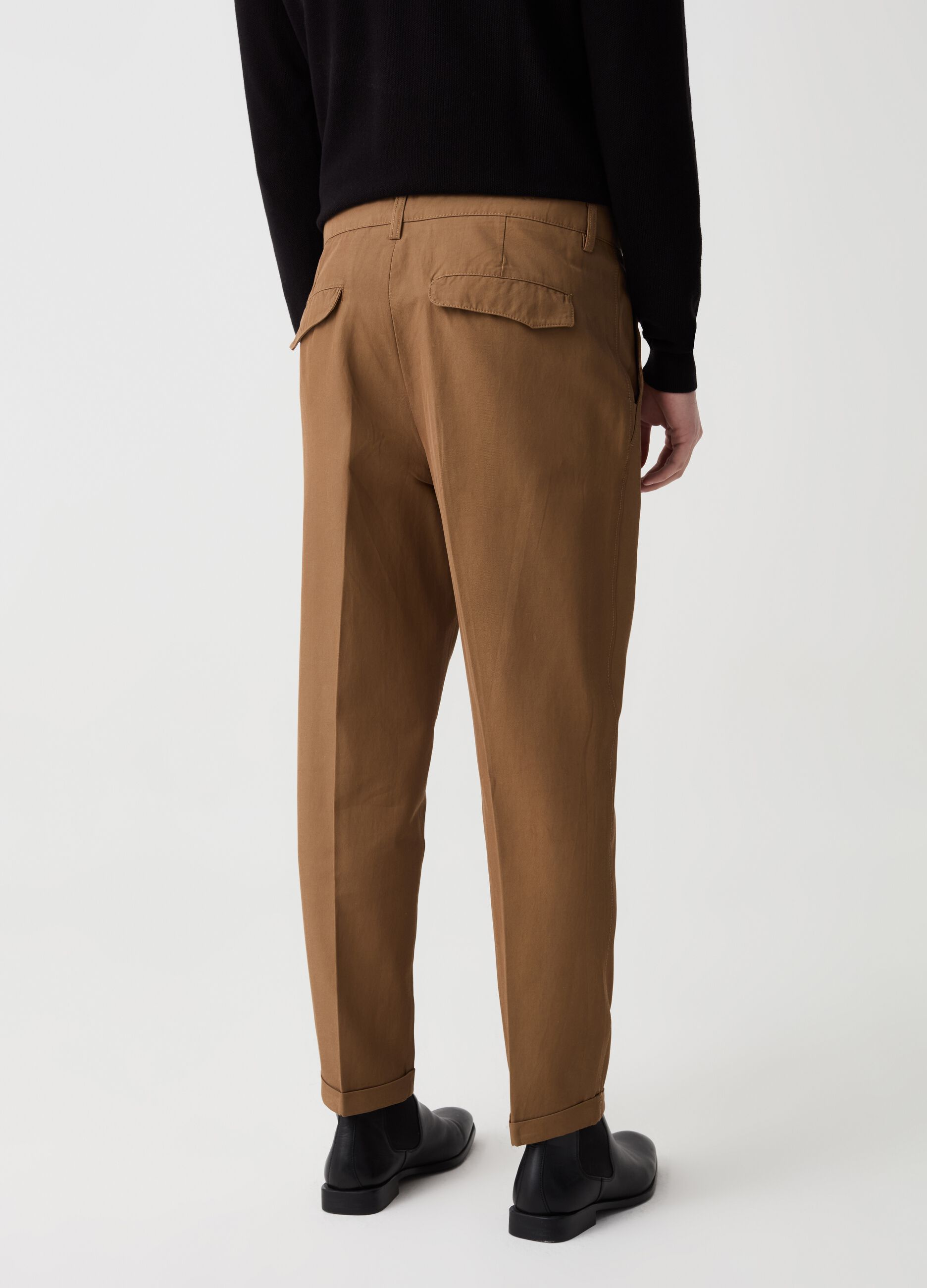 Chino trousers with darts and turn-ups