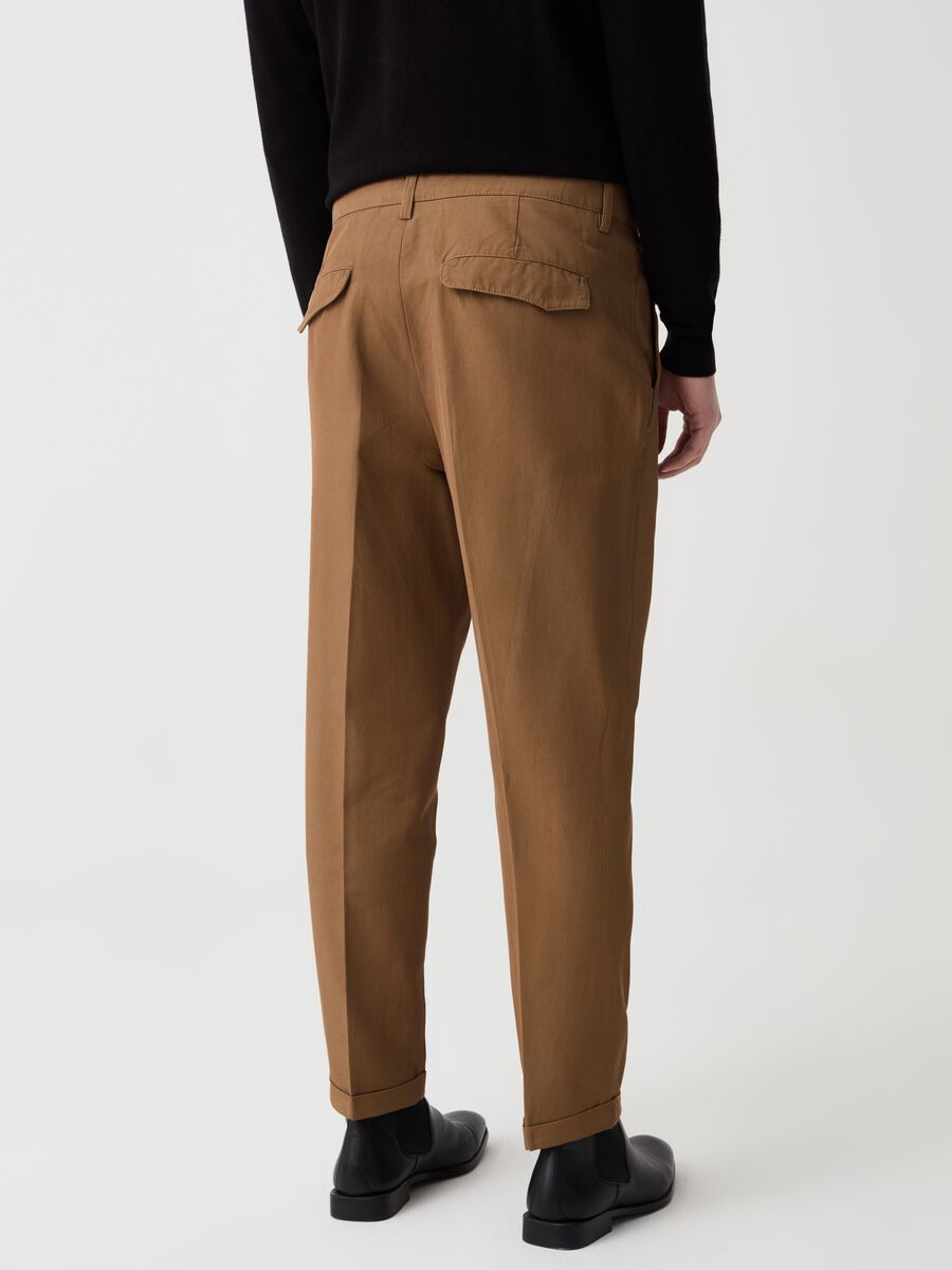 Chino trousers with darts and turn-ups_2