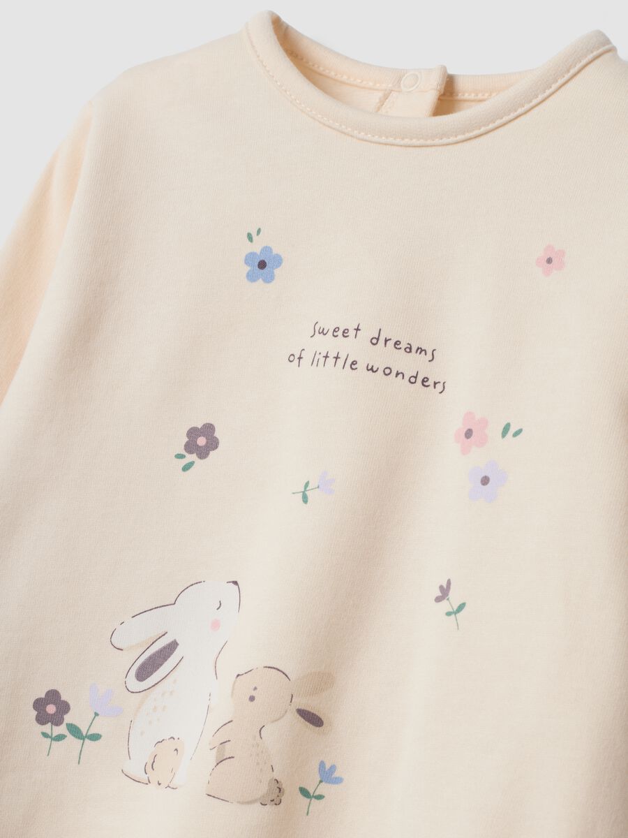 Pigiama beige e viola in puro cotone organico con stampa coniglietti_3