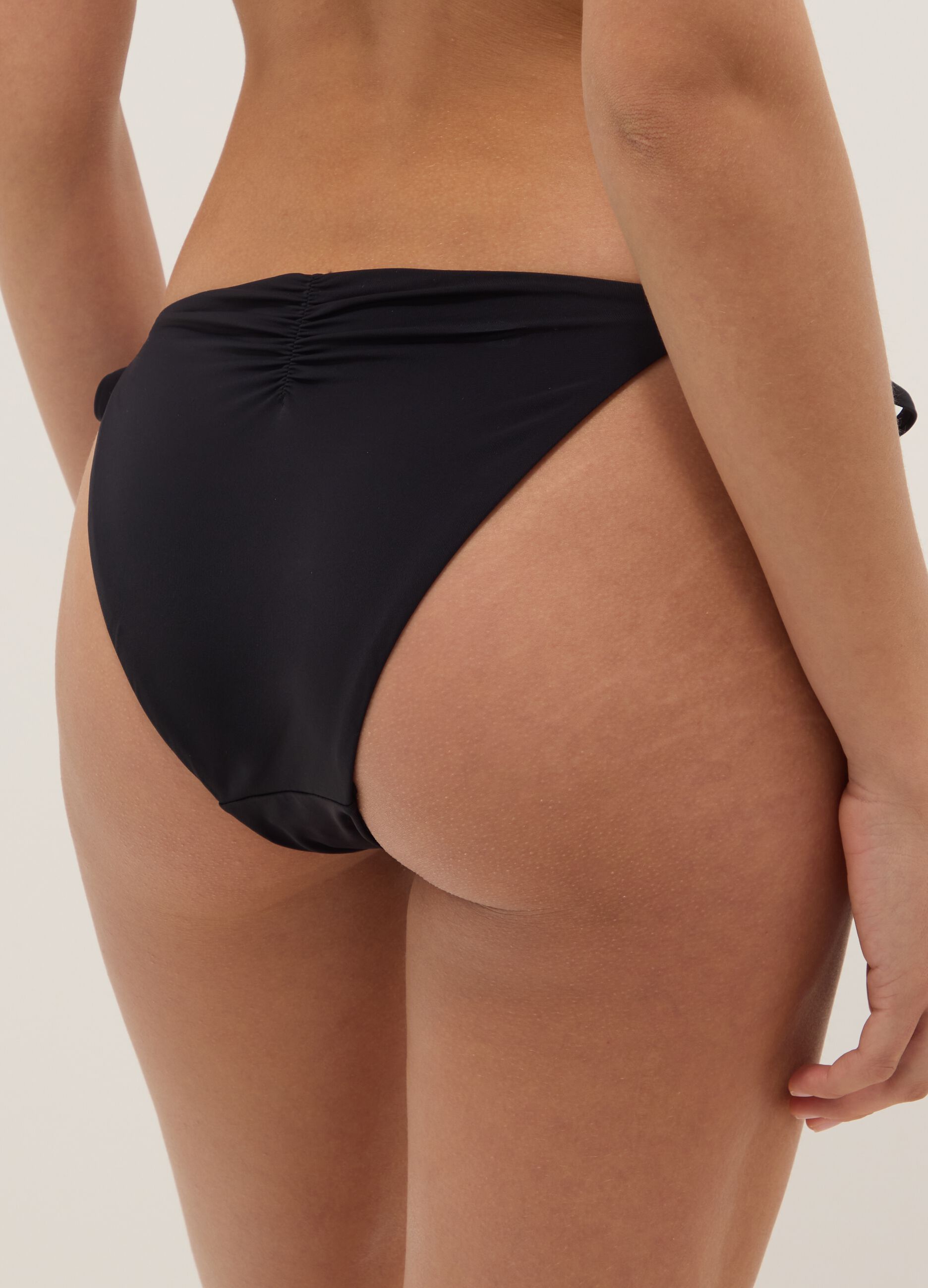 Schwarzes, elastisches Bikinih&ouml;schen mit glitzernden Details