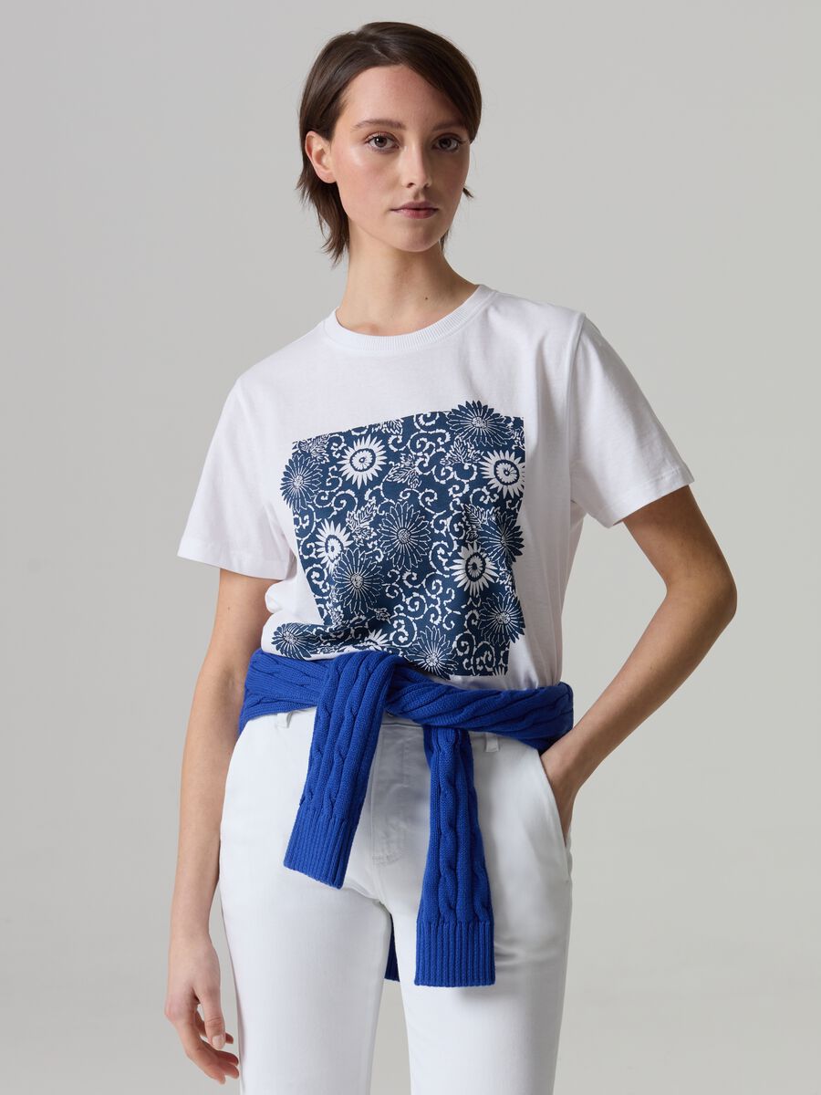 Camiseta de algodón orgánico con estampado floral_1