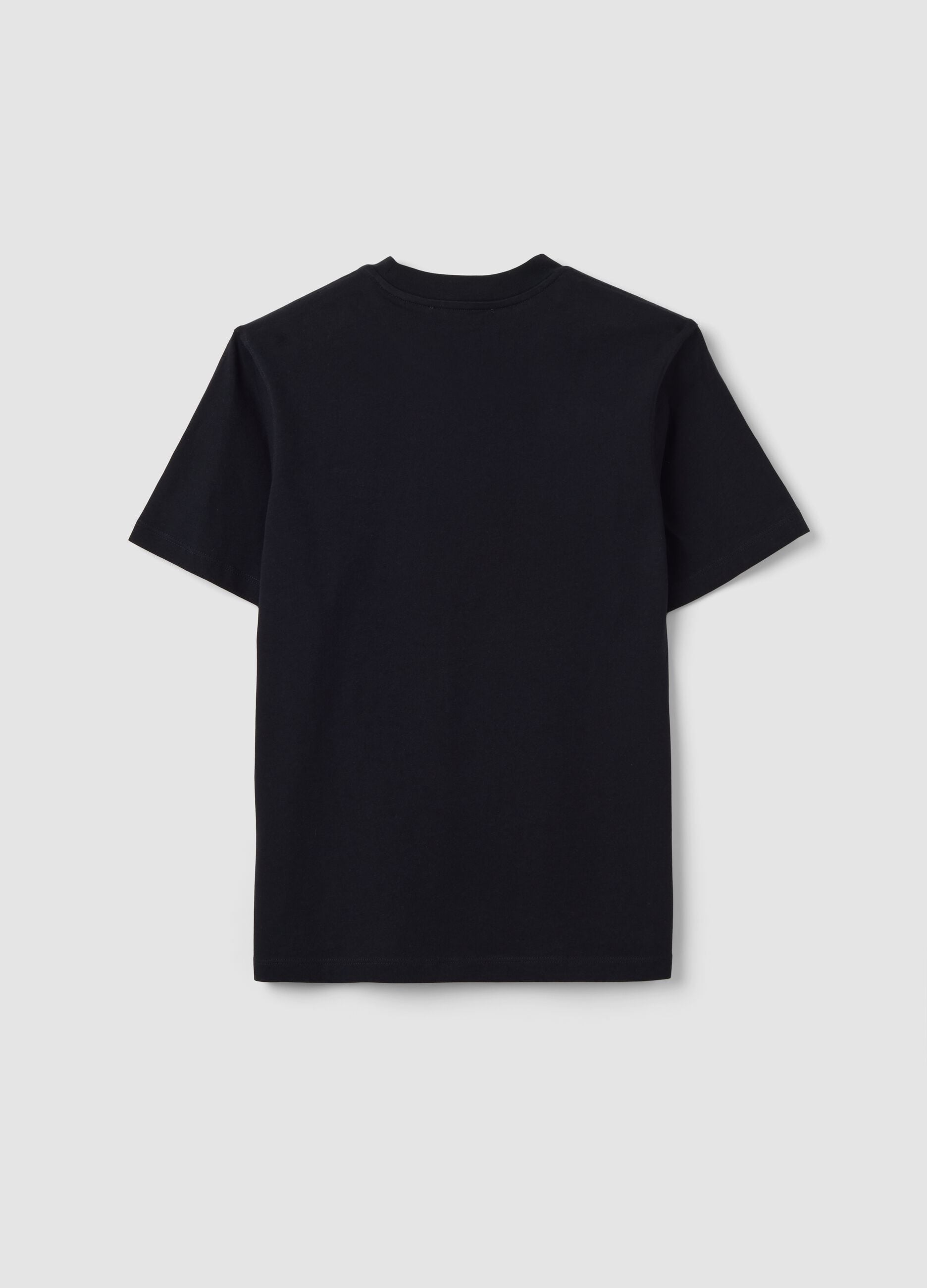 &Mu;&alpha;ύ&rho;&omicron; T-shirt &alpha;&pi;ό 100% &beta;&alpha;&mu;&beta;ά&kappa;&iota; &sigma;&epsilon; relaxed &epsilon;&phi;&alpha;&rho;&mu;&omicron;&gamma;ή &mu;&epsilon; &kappa;&epsilon;&nu;&tau;&eta;&mu;έ&nu;&omicron; &mu;ή&nu;&upsilon;&mu;&alpha;