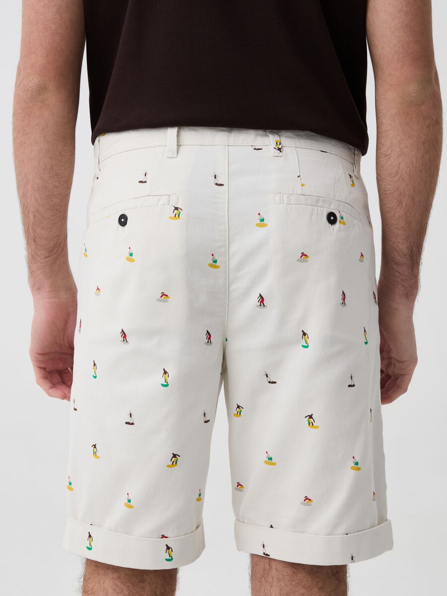 Chino Bermuda shorts with surf print_2