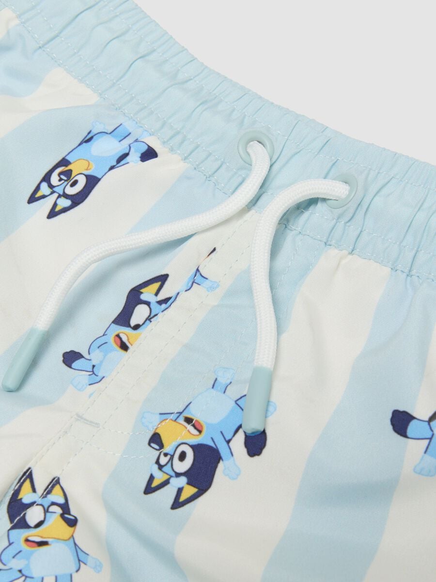 Ba&ntilde;ador tipo short azul claro a rayas con estampado de Bluey para ni&ntilde;o_2