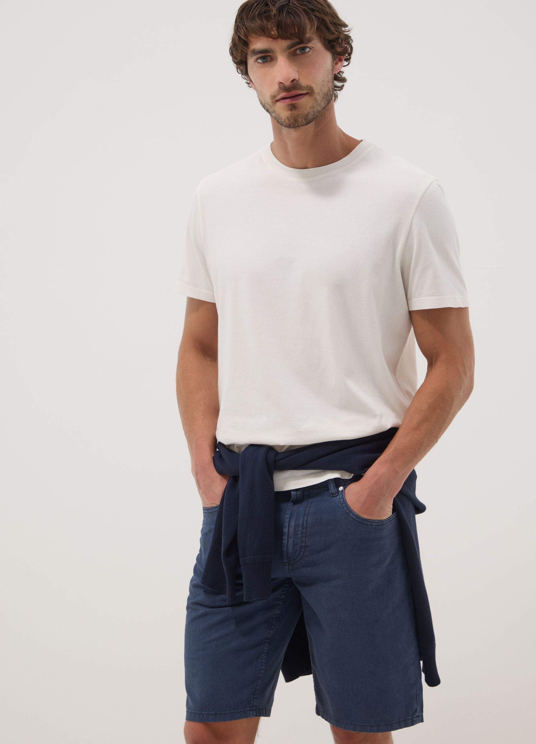 Blue linen-cotton blend five-pocket Bermuda shorts