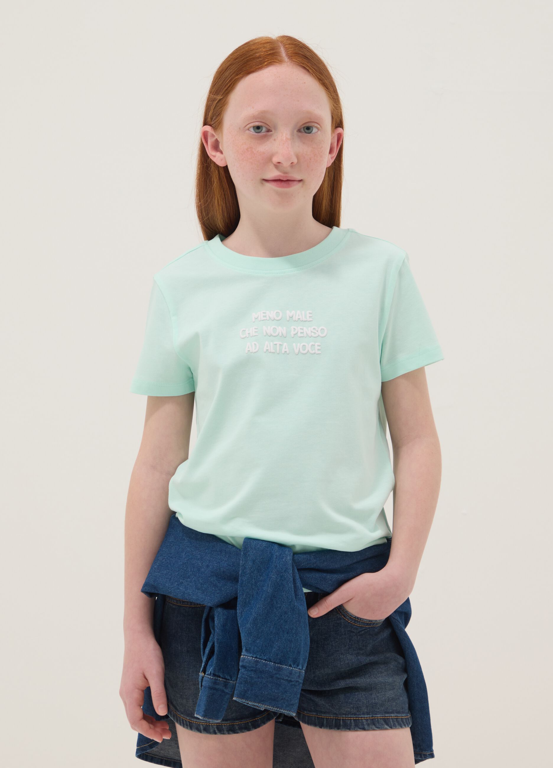 T-shirt azul para menina de algod&atilde;o puro com ajuste regular e frase