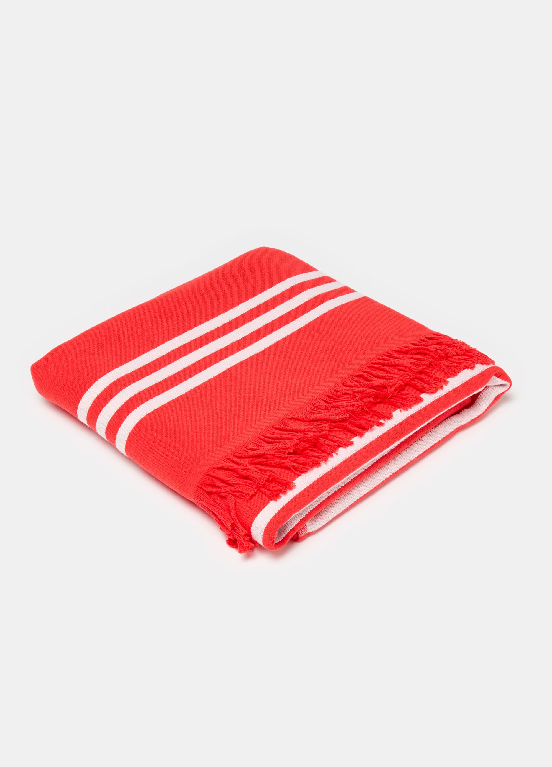 Beach towel with thin stripes and fringing