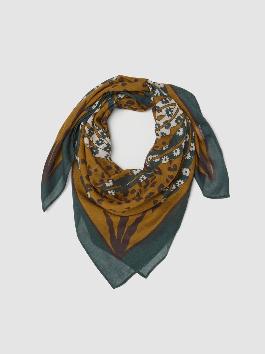 Foulard verde in misto viscosa e lana con fantasia_0