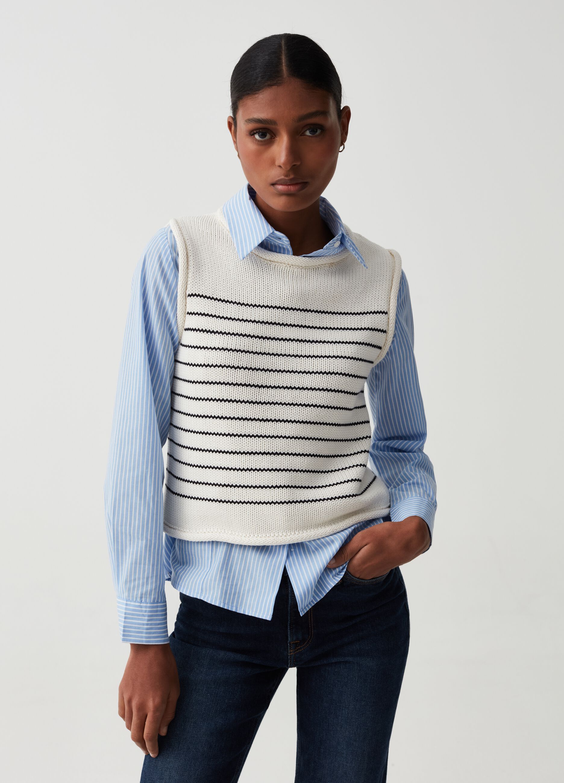 Closed gilet with striped jacquard motif