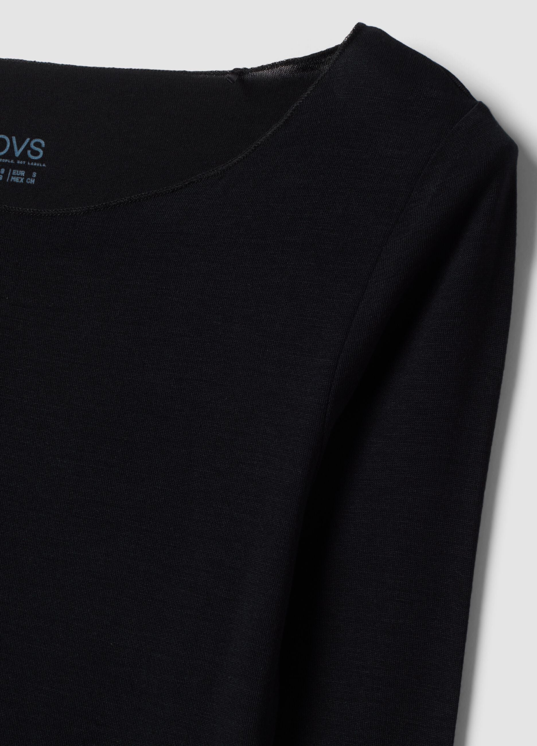 &Mu;&alpha;ύ&rho;&omicron; T-shirt &alpha;&pi;ό &epsilon;&lambda;&alpha;&sigma;&tau;&iota;&kappa;ό modal &mu;&epsilon; &sigma;&tau;&rho;&omicron;&gamma;&gamma;&upsilon;&lambda;ή &lambda;&alpha;&iota;&mu;ό&kappa;&omicron;&psi;&eta;, &kappa;&alpha;&nu;&omicron;&nu;&iota;&kappa;ή &gamma;&rho;&alpha;&mu;&mu;ή